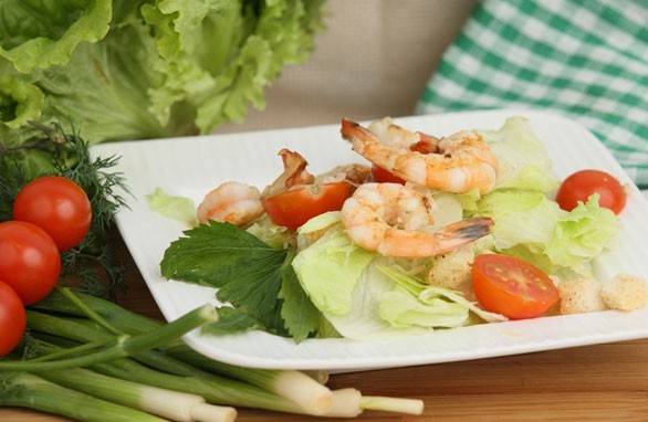 Салат Цезарь с креветками
