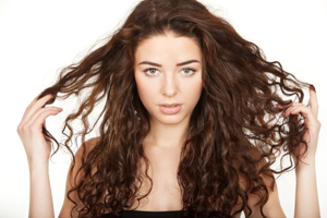 7 ошибок при уходе за вьющимися волосами