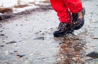 9 способов защитить обувь от промокания