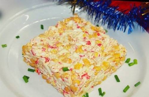 Салат из капусты, крабовых палочек и кукурузы