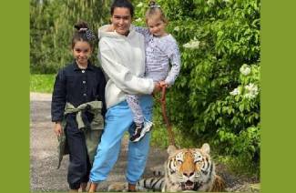 Ксения Бородина прогулялась с детьми и живым тигром