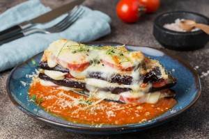 Рецепт: баклажаны с соусом маринара и пармезаном