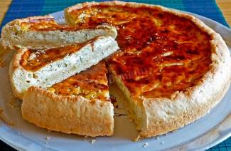 Луковый пирог с плавлеными сырками