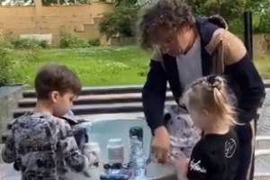 Максим Галкин вместе детьми снялся в креативной рекламе
