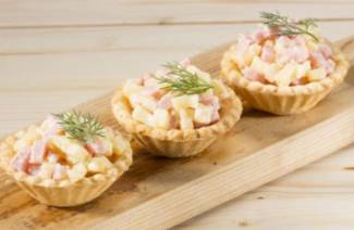 Тарталетки с ананасом и крабовыми палочками