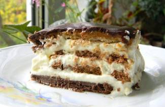Торт с печеньем и сгущенкой без выпечки