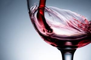 5 способов удаления пятен от красного вина