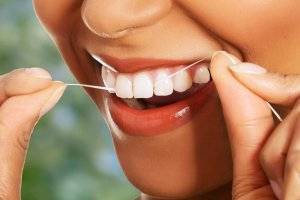 Почему десны кровоточат при использовании зубной нити