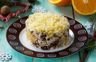 Салат с копченой курицей и черносливом