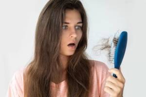 12 наиболее распространенных причин выпадения волос у женщин