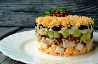 Салат с черносливом и курицей слоями