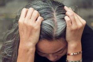 7 естественных способов избавиться от седых волос
