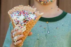 Как удалить свежие или сухие пятна от мороженого