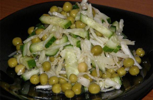 Салат с капустой и горошком