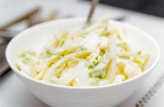Салат из кальмаров с яйцом и луком