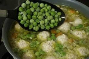 Рецепт горохового супа с куриными фрикадельками