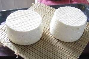 Сыр из козьего и коровьего молока: в чем разница
