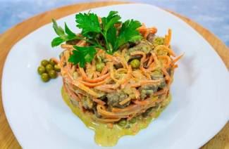 Салат из печени и моркови с луком
