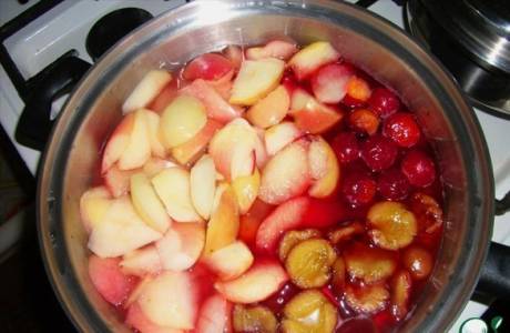 Как сварить компот из яблок в кастрюле