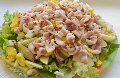 Салат с кальмарами