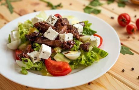 Салат из куриной печени