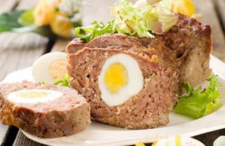 Мясной рулет с яйцом
