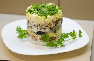 Салат с курицей и грибами