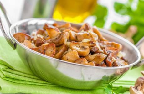 Салат с жареными грибами
