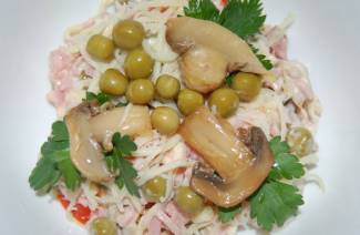 Салат с маринованными грибами