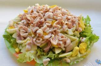 Салат с кальмарами