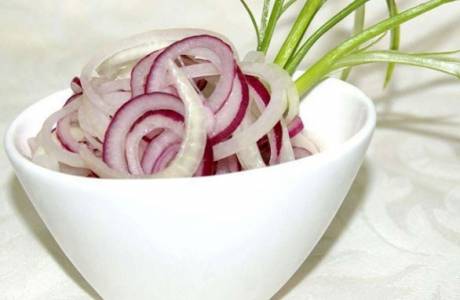 Салат с маринованным луком