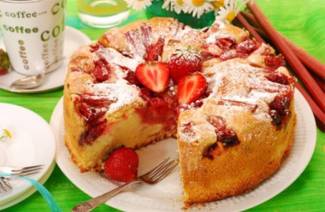 Шарлотка с клубникой