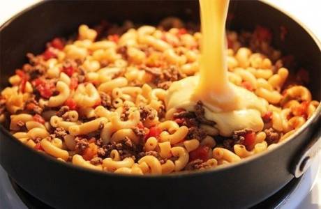 Фарш с макаронами на сковороде