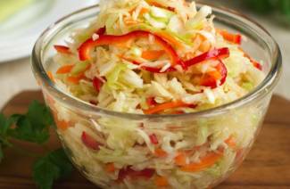 Салат из капусты с уксусом и сахаром