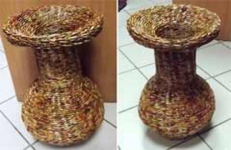 Большая напольная ваза из газетных трудочек