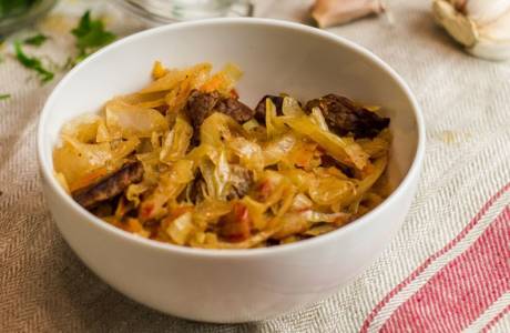 Тушеная картошка с мясом и капустой