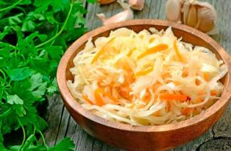 Салат из квашеной капусты