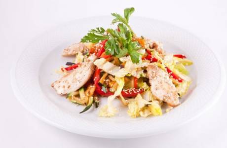 Простой и вкусный салат из куриной грудки