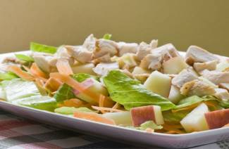 Салат из курицы с сыром и яйцом