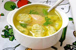 Суп на курином бульоне с клецками