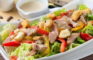 Салат с копченой грудкой