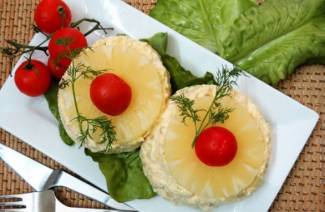 Салат с ананасом