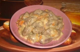 Куриные сердечки в сметане