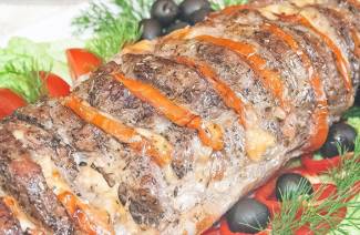 Мясо в духовке с помидором и сыром