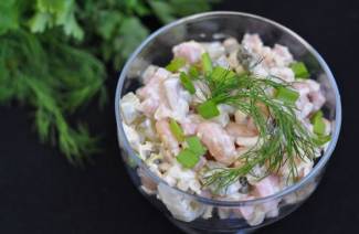 Салат с фасолью и копченой колбасой