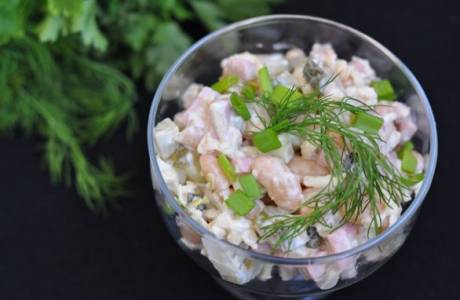 Салат с фасолью и копченой колбасой