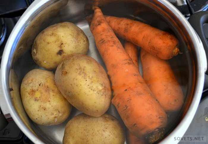 Картофель и морковь в кастрюле
