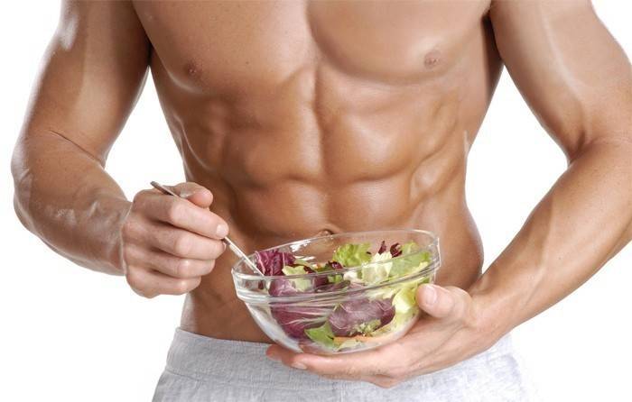 Мужчина ест жиросжигающий салат