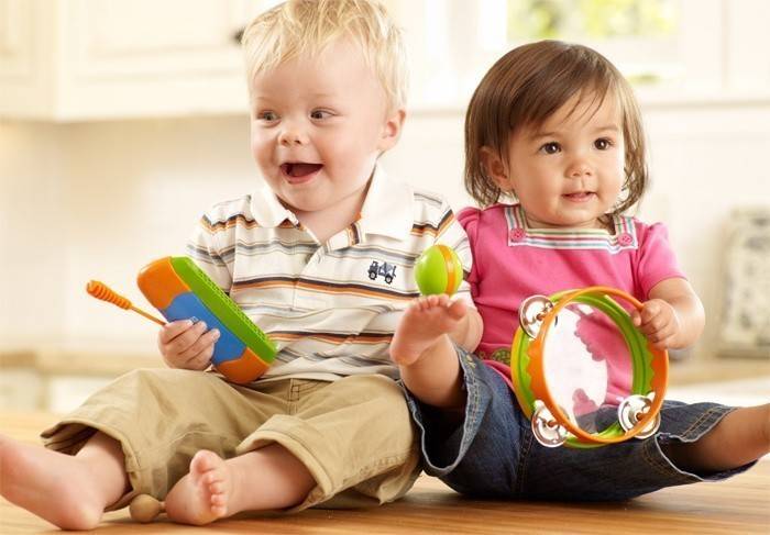 Мальчик и девочка 2 лет с игрушками