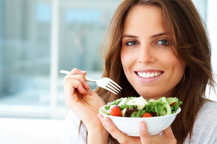 Женщина ест салат